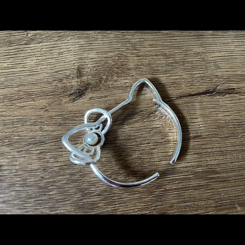 HELLO KITTY-NWT Silver Tone Cuff with Faux Pearl - Picture 9 of 11